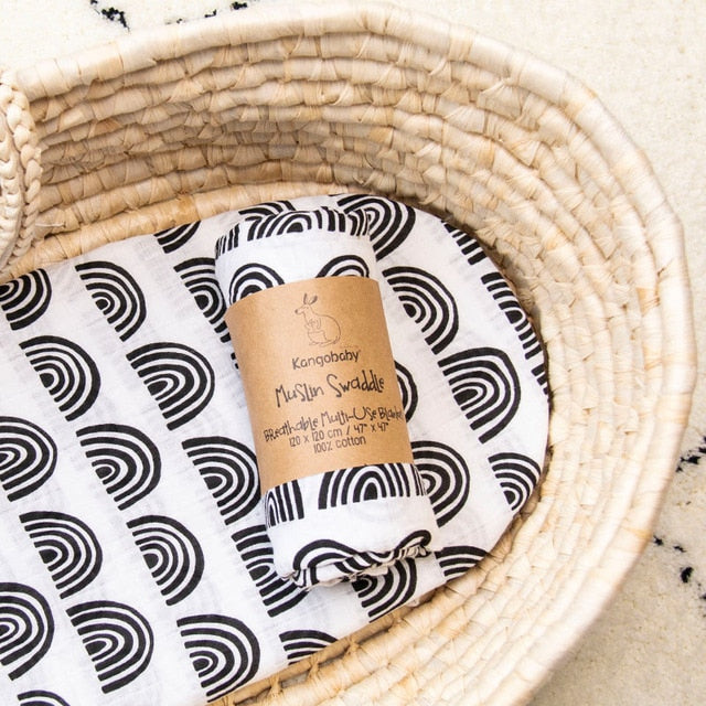 Bebê Em Branco Xadrez Branco Meio Círculo Preto